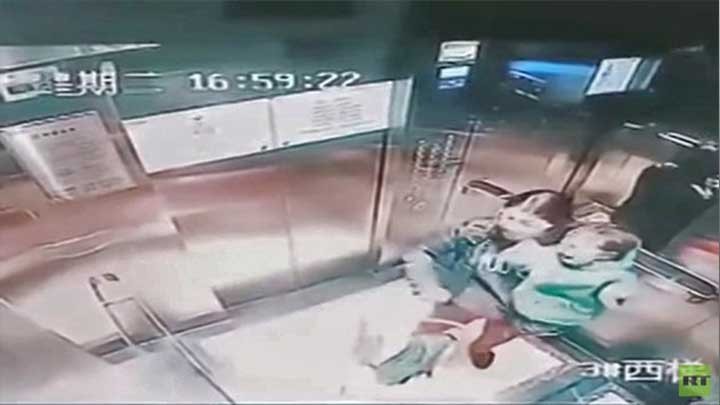 VIDEO: MUJER GOLPEA BRUTALMENTE A BEBÉ EN CHINA