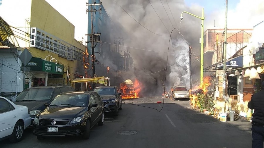 Arde en llamas pipa de gas en Venustiano Carranza