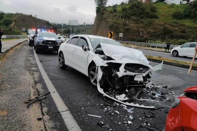 Fuerte choque en Naucalpan deja un muerto y dos heridos.
