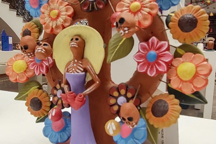 Elaboran mexiquenses variedad de artesanías para el Día de Muertos 