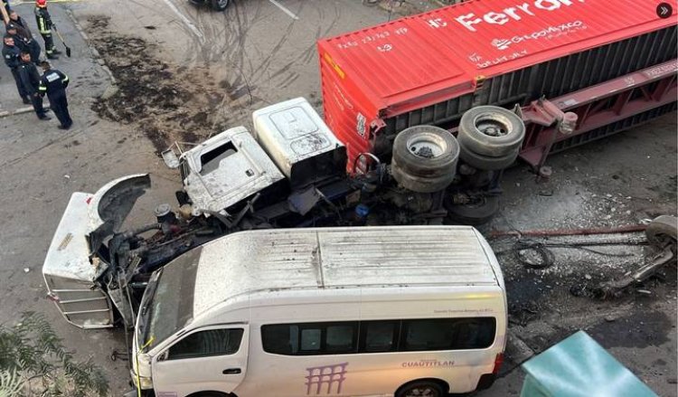 Tráiler vuelca y cae sobre camioneta de transporte público en Tlalnepantla, Edomex