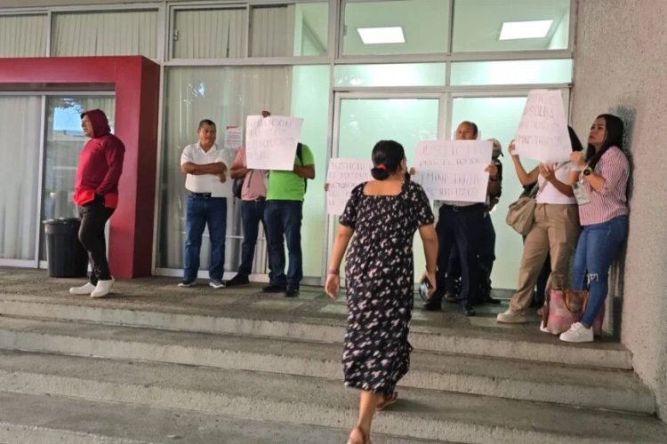 Trabajadores de la Salud de Guerrero toman edificio de Finanzas por incumplimiento