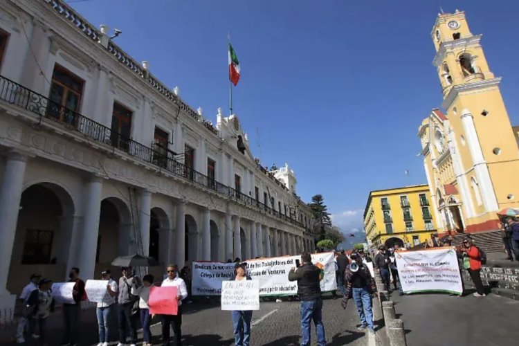 Trabajadores del Cobaev, cierran centro de Xalapa, exigen homologación de 220 profesores