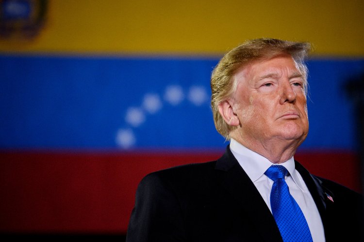 Trump anuncia que aplicará aranceles a países que compren petróleo a Venezuela