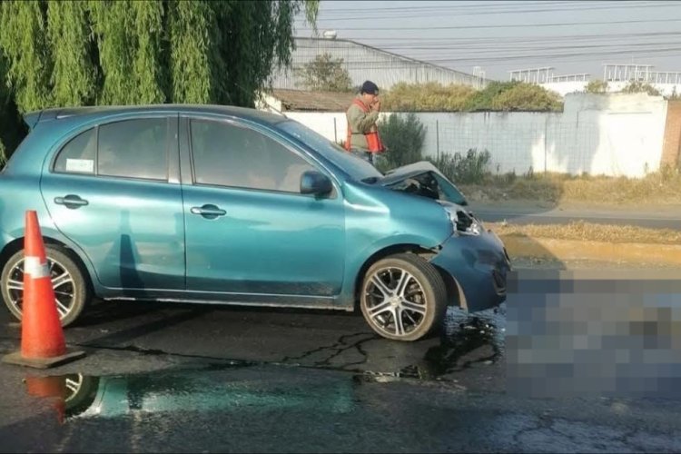 Trabajador es prensado por automóvil mientras reencarpetaba en la carretera Toluca-Tenango del Valle