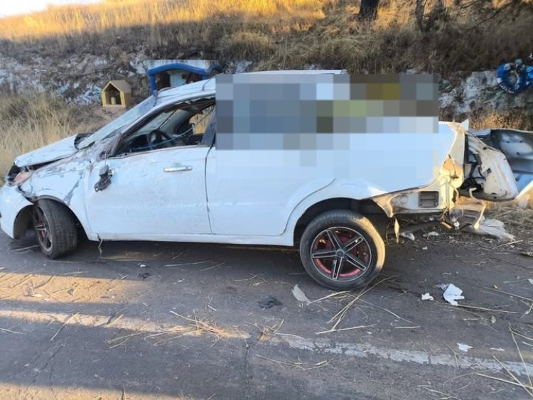 Volcadura de auto en la carretera Toluca-Zitácuaro deja herido de gravedad