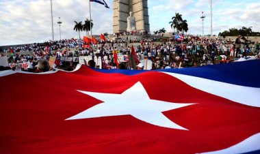 Miles de cubanos desfilan nuevamente por el Día Internacional del Trabajo