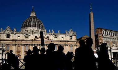 Colocan chimenea en la Capilla Sixtina que anunciará al nuevo Papa