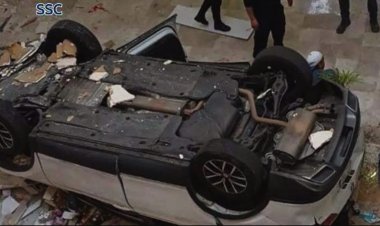 Automóvil cae desde segundo piso en estacionamiento de centro comercial en la Miguel Hidalgo