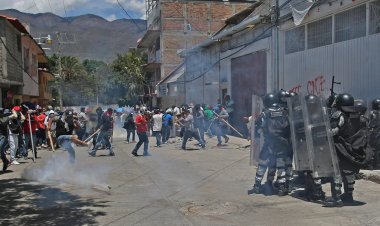 Maestros del CETEG se enfrentan a elementos de la Guardia Nacional en Chilpancingo