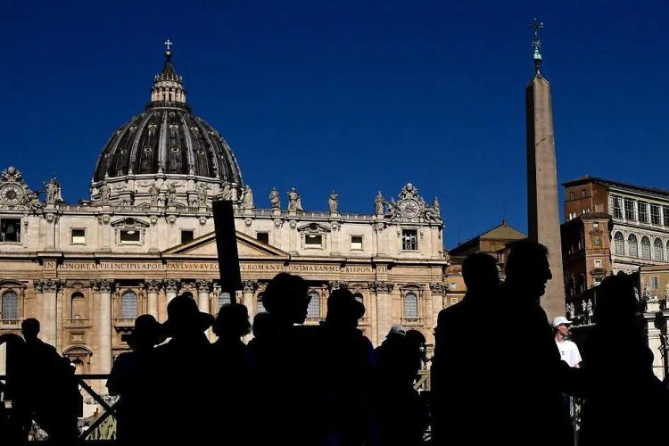 Colocan chimenea en la Capilla Sixtina que anunciará al nuevo Papa