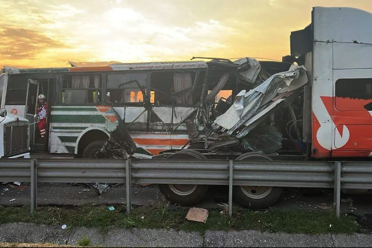 Choque entre autobús de pasajeros y tráiler en Ecatepec deja más de 10 heridos