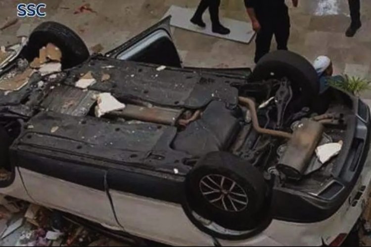 Automóvil cae desde segundo piso en estacionamiento de centro comercial en la Miguel Hidalgo