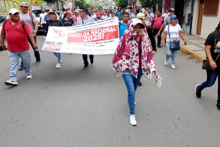 Toma CETEG accesos al Palacio de Gobierno de Guerrero y cierra calles