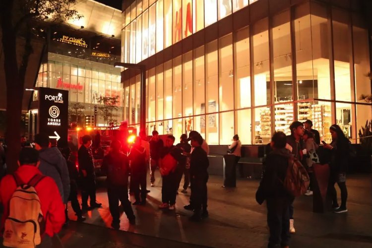 Desalojan a más de 800 personas por incendio en Plaza Portal San Ángel