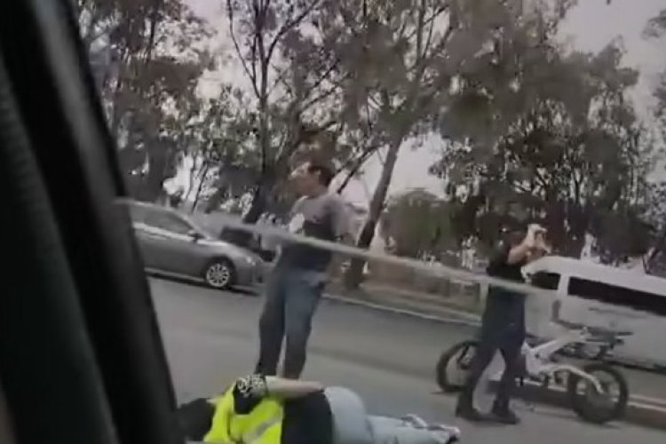 Automóvil atropella y mata a mujer ciclista en Chalco