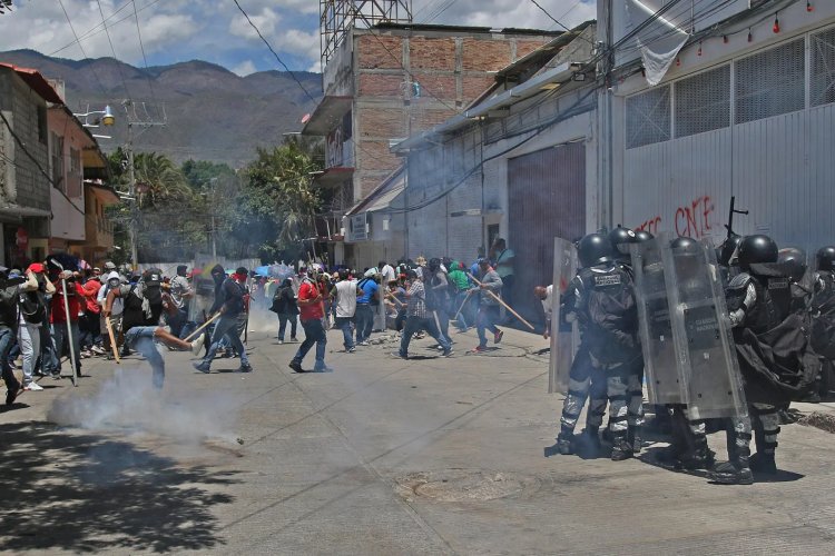 Maestros del CETEG se enfrentan a elementos de la Guardia Nacional en Chilpancingo
