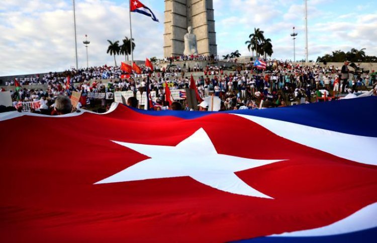 Miles de cubanos desfilan nuevamente por el Día Internacional del Trabajo