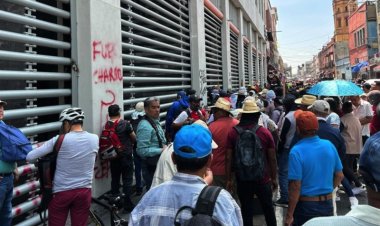 Presuntos maestros de Guerrero, vandalizan y queman edificio del SNTE en la CDMX