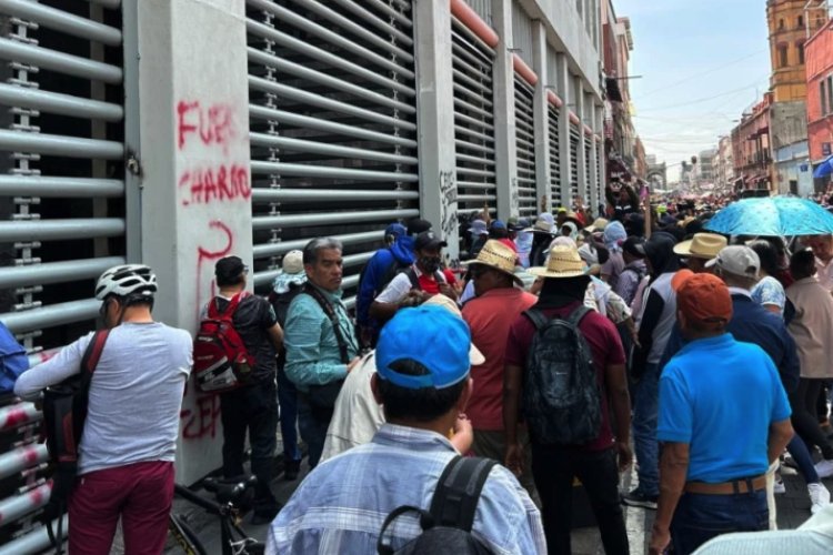 Presuntos maestros de Guerrero, vandalizan y queman edificio del SNTE en la CDMX