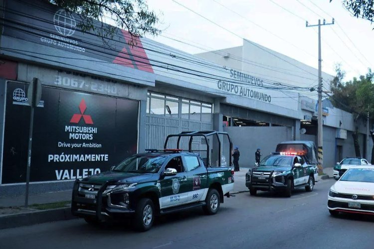 Comando armado roba varias camionetas de agencia de autos en la GAM