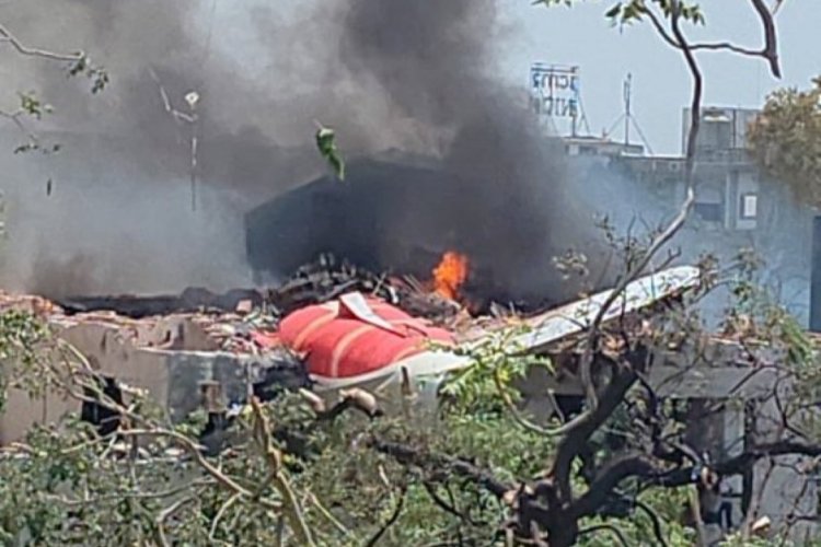 Avión que iba de la India a Londres se estrella; aparentemente sólo hubo un sobreviviente