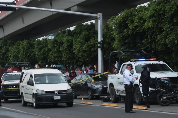 Adulta mayor se pasa un alto y mata a peatón en el carril del Mexibús en Ecatepec