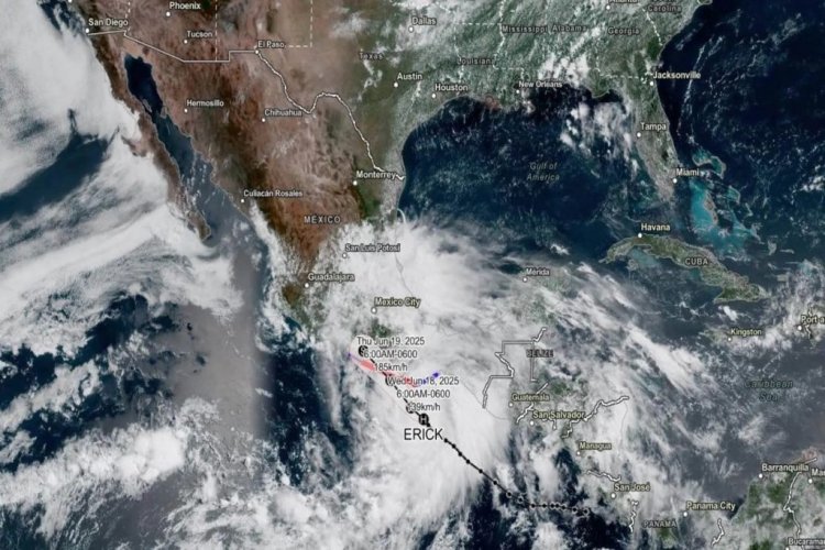 El huracán Erick, de categoría 3, toca tierra en Oaxaca
