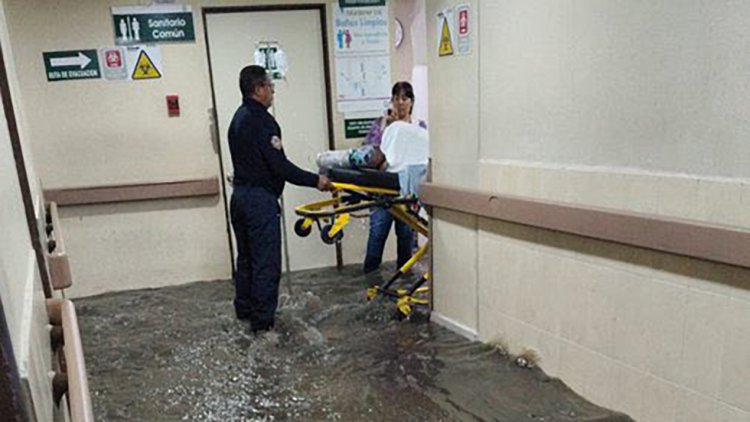 Colapsa barda y se inunda Clínica del IMSS en La Paz por fuertes lluvias