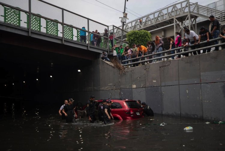 Más de 20 horas tardó recuperación de vehículos atrapados en bajopuentes por inundaciones en la CDMX