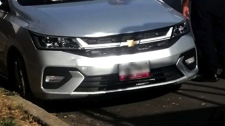 Encuentran muerto a un hombre al interior de un carro en Nezahualcóyotl