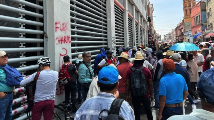 Presuntos maestros de Guerrero, vandalizan y queman edificio del SNTE en la CDMX