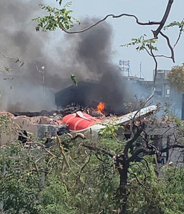 Avión que iba de la India a Londres se estrella; aparentemente sólo hubo un sobreviviente