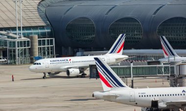 Francia vive protesta sindical de controladores aéreos; más de 500 mil pasajeros afectados.