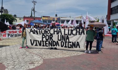 Se movilizan antorchistas ante la alcaldía de Tláhuac, en la CDMX