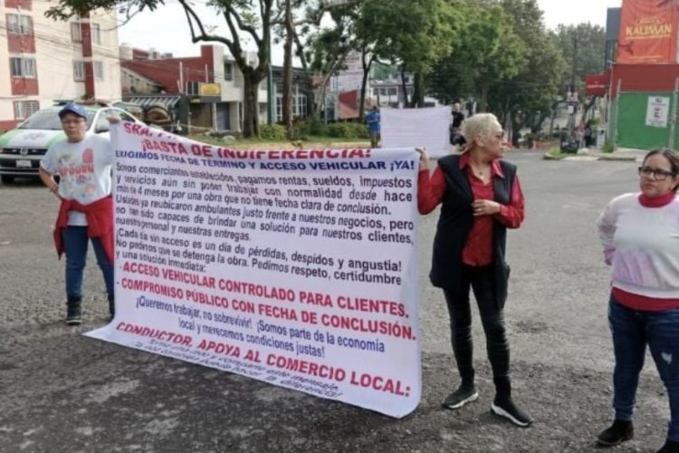 Comerciantes de la zona de Araucarias en Veracruz sufren pérdidas económicas por cierre de calle