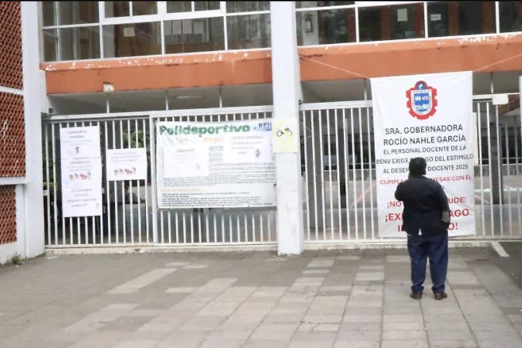 Toma de Escuela Normal en Veracruz deja a estudiantes sin graduación.