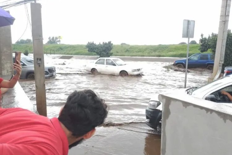 Lluvias desbordan río en Chalco y afectan nuevamente comunidades con inundaciones