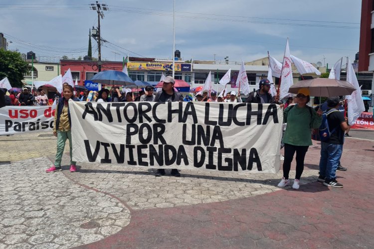 Se movilizan antorchistas ante la alcaldía de Tláhuac, en la CDMX