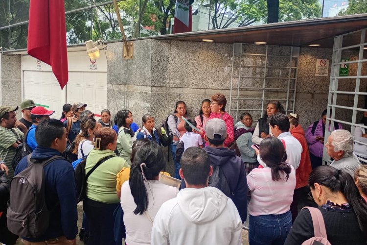 Familias queretanas viajan a CDMX para exigir al INSUS sus escrituras; denuncian incongruencias