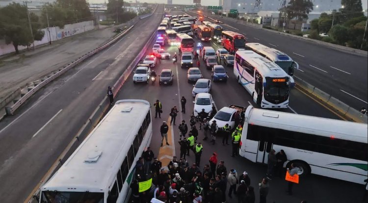 Transportistas bloquean la México-Puebla; piden mejorar condiciones de seguridad