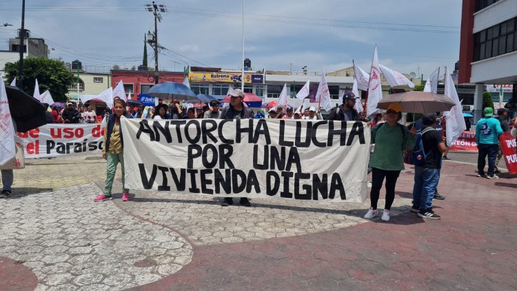 Se movilizan antorchistas ante la alcaldía de Tláhuac, en la CDMX