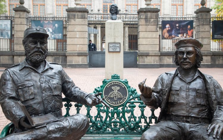 Sheinbaum dice que es “ilegal” subastar las estatuas de Fidel y el “Che” retiradas en la alcaldía Cuauhtémoc