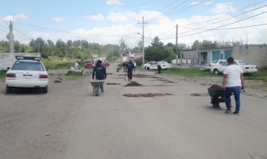 Ante omisión del gobierno, taxistas reparan con sus propios medios carretera Villa Victoria-El Oro