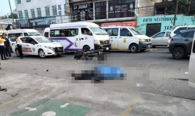 Motocicleta muere tras choque contra combi en Ixtapaluca; conductor intenta darse a la fuga