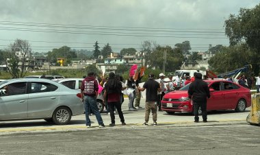 Bloquean autopista México-Querétaro; exigen aparición de taxistas y mejorar condiciones de seguridad