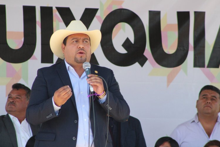 Exhiben a diputado de Morena por Edomex votando en pleno vuelo