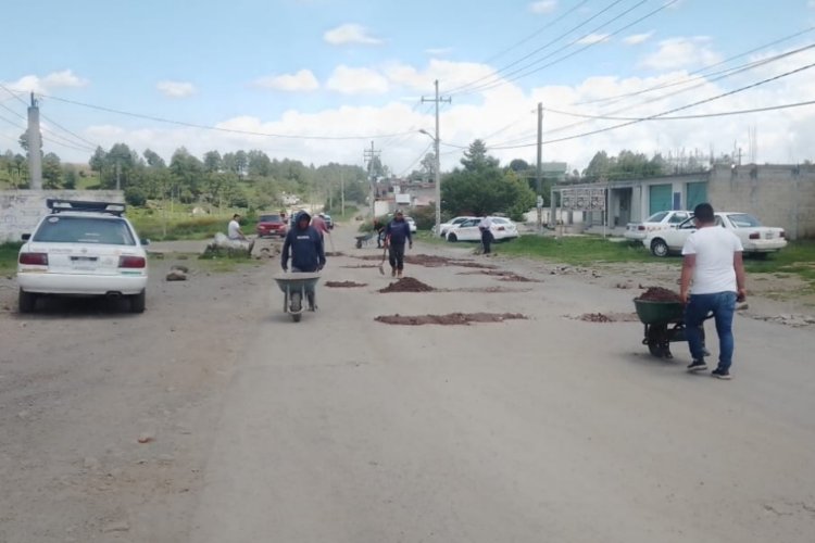 Ante omisión del gobierno, taxistas reparan con sus propios medios carretera Villa Victoria-El Oro