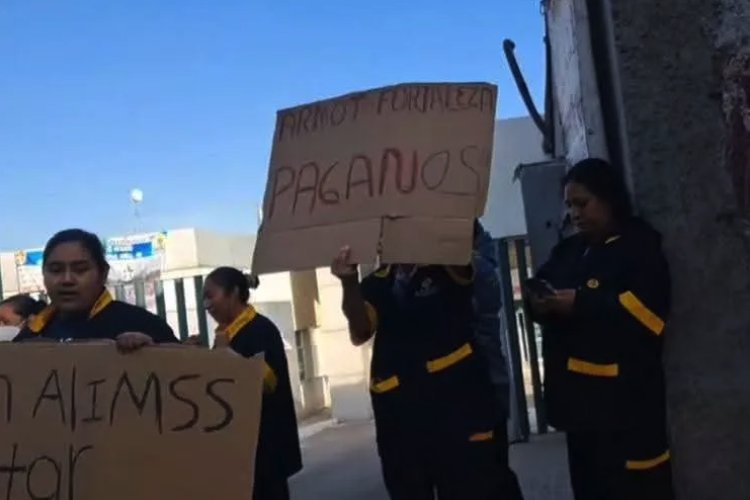 Trabajadores de Hospital IMSS-Bienestar se manifiestan sobre la México-Texcoco por falta de pagos