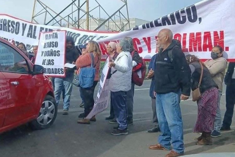 Colonos bloquean la Lechería-Texcoco; piden solución a situación limítrofe para tener servicios básicos